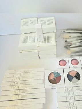 LOT OF 85 TIGI COSMETICS, LIPSTICK, LIPLINER,  BLUSH, EYESHADOW, BRUSHES, NIB
